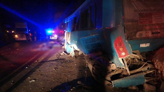 Vuelca un camión de transporte de personal en Jalisco; hay 14 muertos