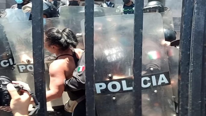 Lesionan a dos activistas y cinco periodistas en represión policiaca afuera de la Catedral de Toluca