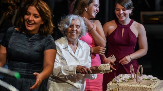 "Feminicidios y desapariciones tienen que parar", dice Elena Poniatowska en su homenaje en Bellas Artes