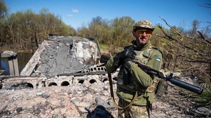 Zelenski defiende que Mariúpol está protegida por militares "profesionales"