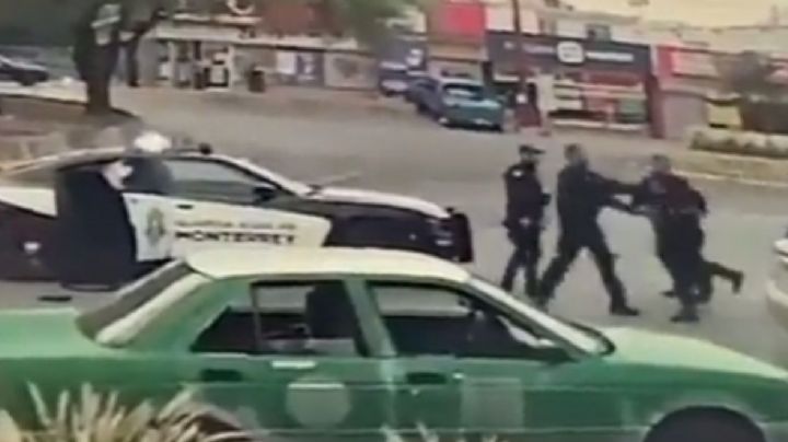 Policías de Monterrey son captados mientras pelean entre ellos (Video)
