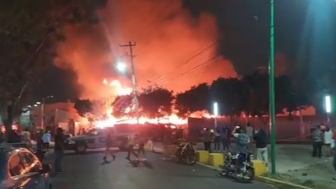 Vecinos alertan por incendio en bodega en la Unidad Ejército Constitucionalista, Iztapalapa (Videos)