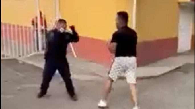 Policía se pelea a golpes en la calle con un vecino en Ecatepec (Video)