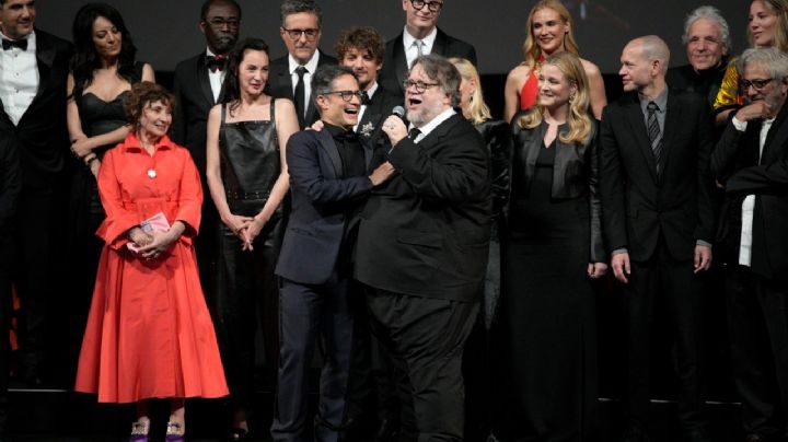 Guillermo del Toro y Gael García Bernal cantan en la fiesta por el 75 aniversario de Cannes (Video)