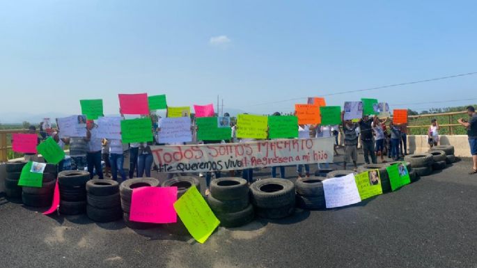 Bloquean puente que comunica a Colima y Michoacán por desaparición de un joven de 15 años