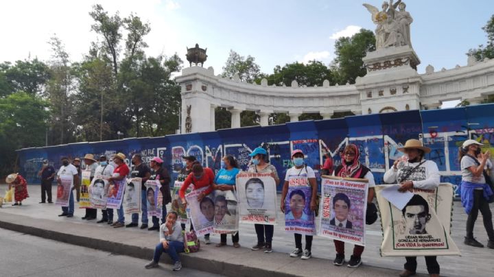 Familiares de los 43 normalistas refrendan clamor de justicia a 92 meses de su desaparición