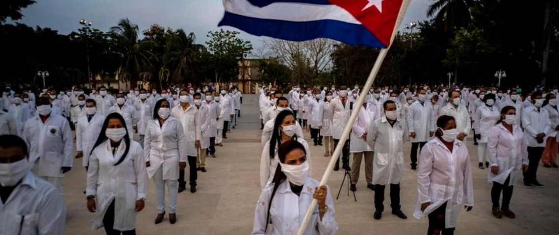Médicos cubanos en México:  Importar salud de La Habana benefició a empresas ligadas a escándalos