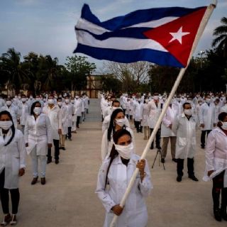 Médicos cubanos en México:  Importar salud de La Habana benefició a empresas ligadas a escándalos