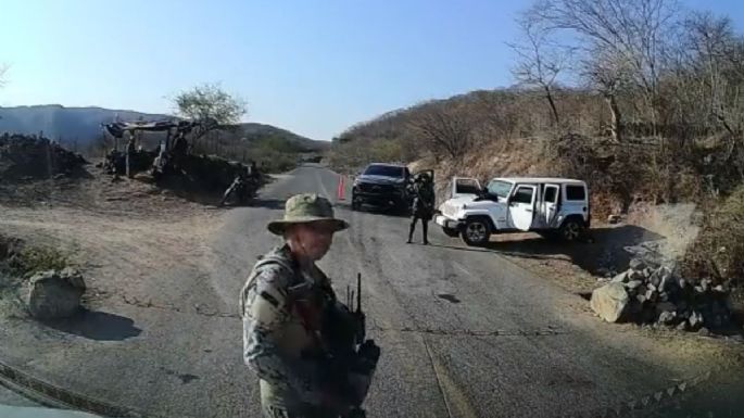 Retén de hombres armados frena convoy de reporteros que cubren a AMLO en Badiraguato (Video)