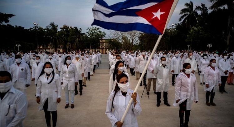 Médicos cubanos en México:  Importar salud de La Habana benefició a empresas ligadas a escándalos
