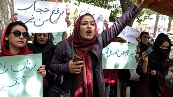 Los talibán impiden una protesta de mujeres en Kabul contra el cierre de escuelas a las niñas