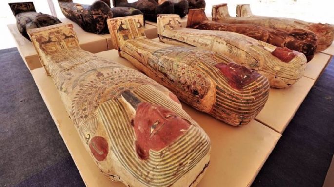 Cientos de ataúdes y estatuas excavadas en una necrópolis de Egipto