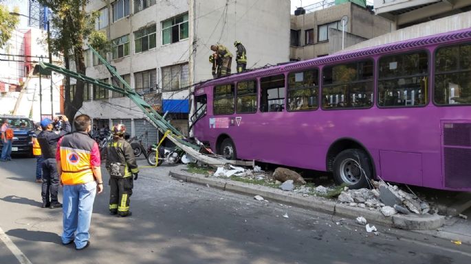 Choque entre autobús y tres autos en la colonia Portales Norte deja 21 heridos