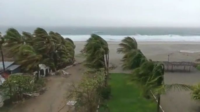 Agatha toca tierra en Oaxaca como huracán categoría 2 (Videos)