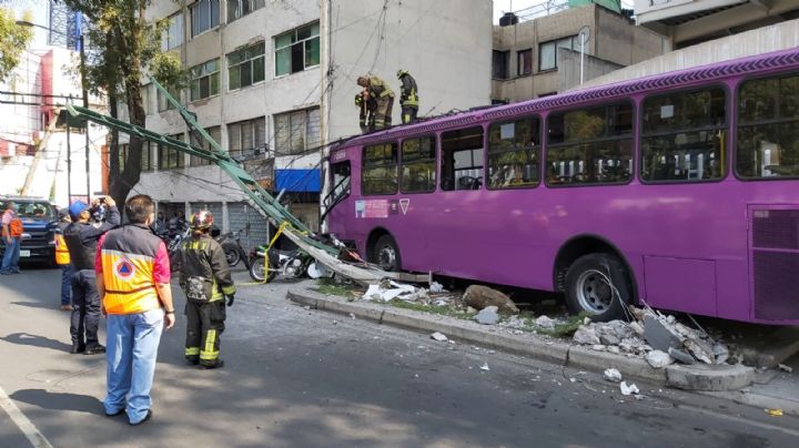 Choque entre autobús y tres autos en la colonia Portales Norte deja 21 heridos