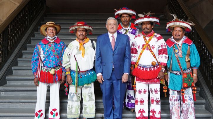 AMLO recibió en Palacio Nacional a la comunidad Wixárika; acuerdan devolución de tierras