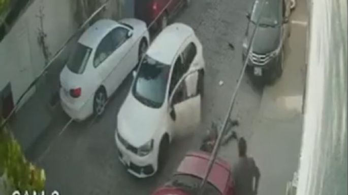 Conductor persigue a presunto ladrón, lo atropella y le da una golpiza en Querétaro (Video)