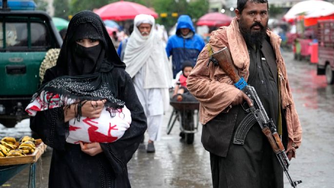 Talibán dispersa por la fuerza protesta de mujeres contra cierre de salones de belleza