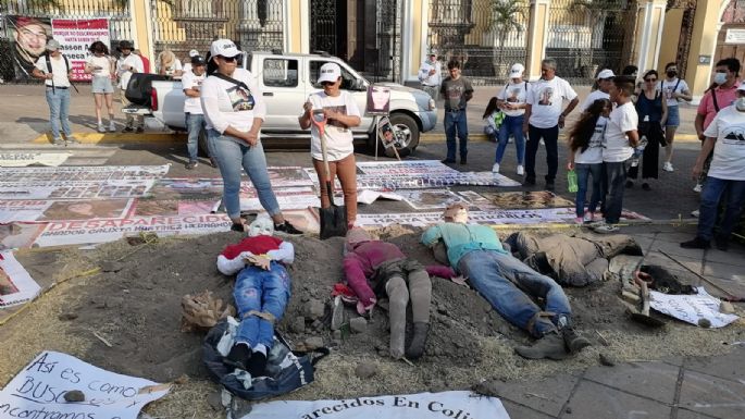 Madres de personas desaparecidas representan escena de búsqueda y excavación de fosas