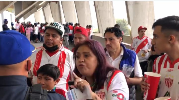 Policías se enfrentan contra aficionados del Necaxa en el estadio Azteca