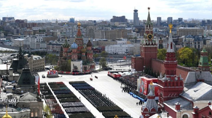 Las Fuerzas Armadas rusas desfilan en la Plaza Roja sin presencia de aviones por el mal tiempo