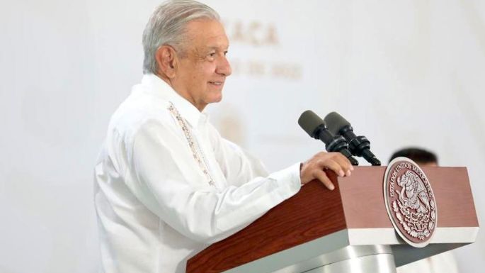 “Mucho ayuda el que no estorba”: AMLO responde a la alianza opositora Va por México