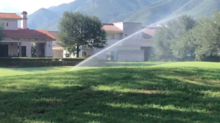 Riegan todos los días un campo de golf pese a la escasez de agua en Nuevo León