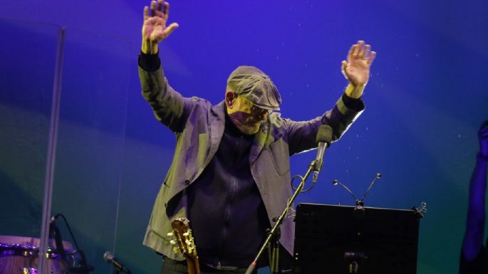 Entre lluvia, gritos y aplausos, Silvio Rodríguez canta ante 100 mil personas en el Zócalo (Video)