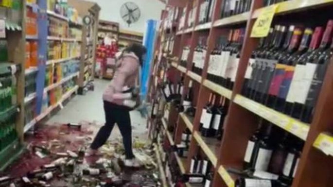 Empleada de supermercado rompe vinos al ser despedida: “Me cegó la furia”