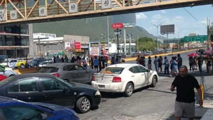 Manifestantes bloquean avenida de Monterrey por falta de agua; cobran por dejar pasar
