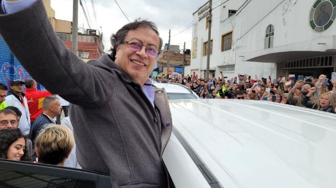 AMLO celebra triunfo de Gustavo Petro en Colombia