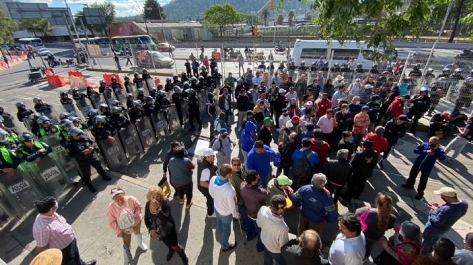 Transportistas paralizan la CDMX en demanda de un alza de tarifa (Videos)