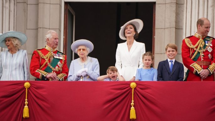 Miles de personas celebran el Jubileo de Platino de la Reina Isabel II en Reino Unido