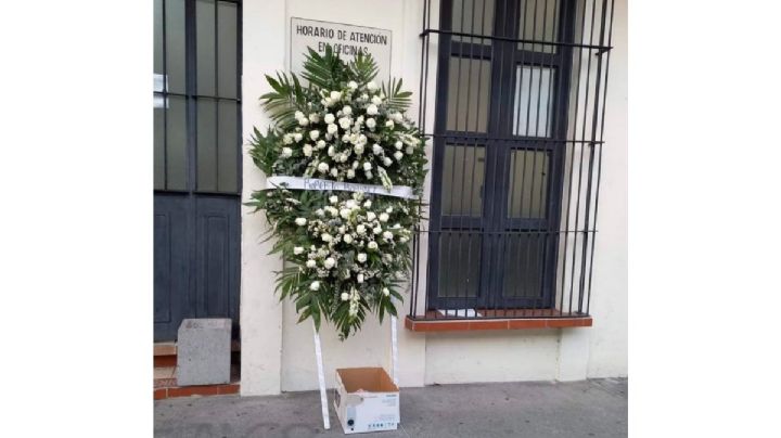 Dejan corona fúnebre y cabeza de vaca afuera de la CDHEC