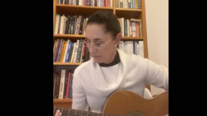 Sheinbaum debuta en Facebook Live, muestra su departamento y toca la guitarra (Video)