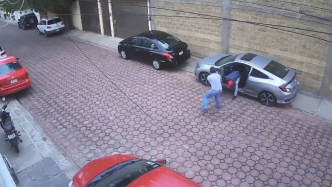 Hombre descubre a ladrón dentro de su auto y lo enfrenta en Puebla (Video)