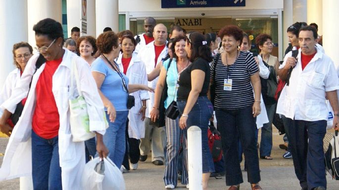 Juez niega frenar llegada de médicos cubanos a México