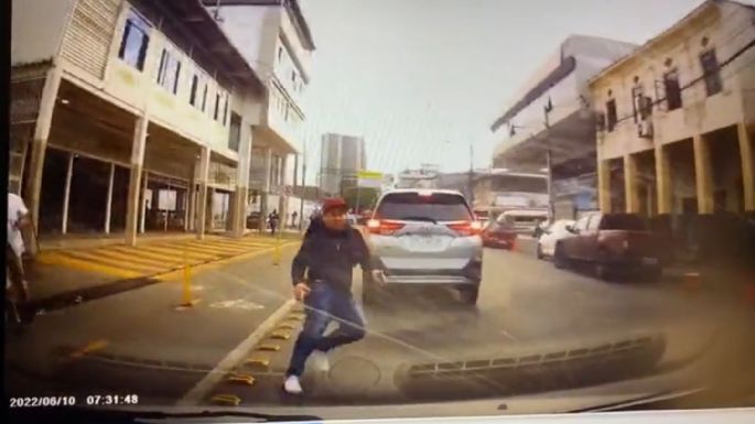 Auto embiste a ladrón que huía de su víctima en Ecuador (Video)