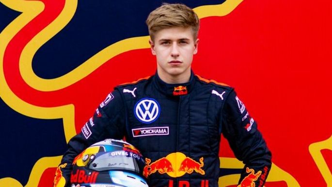 Este fue el comentario racista por el que Red Bull suspendió al piloto Jüri Vips