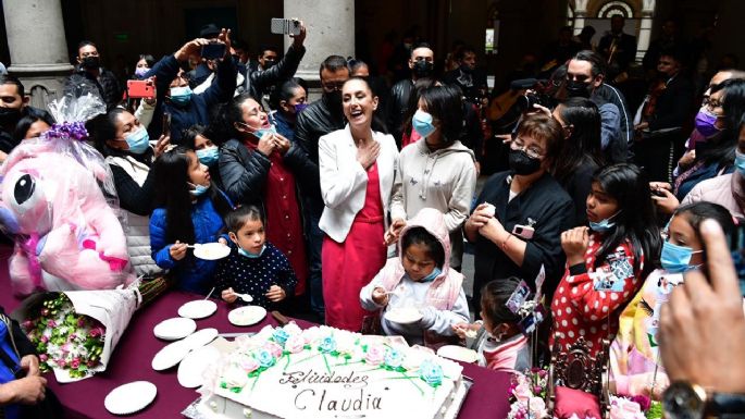 Claudia Sheinbaum festeja su cumpleaños 60 entre gritos de ¡presidenta! y mariachis (Videos)