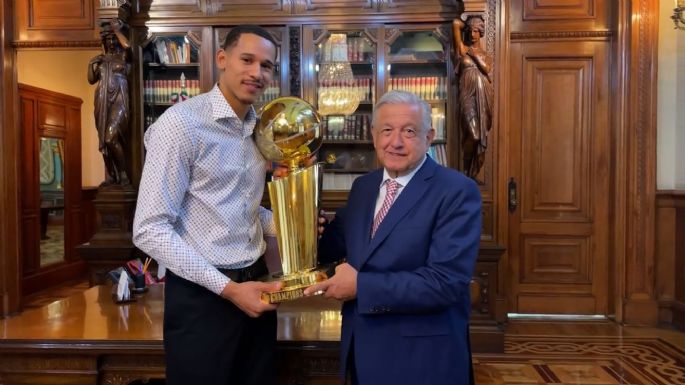 AMLO presume visita del basquetbolista Juan Toscano Anderson, de Golden State Warriors