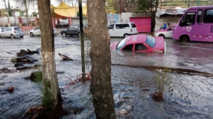 Socavón se “traga” un taxi y daña cuatro casas en Iztapalapa; se formó por una fuga de agua
