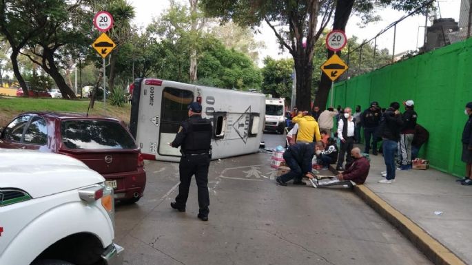 Microbús vuelca sobre Río Churubusco en Iztapalapa; hay 12 heridos