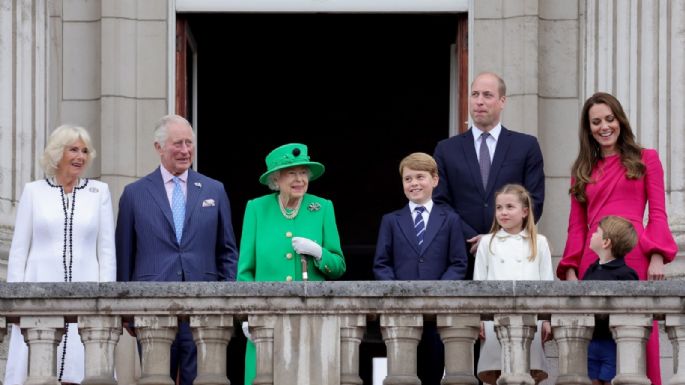 Isabel II cierra el Jubileo de Platino con aparición sorpresa en balcón del Palacio de Buckingham