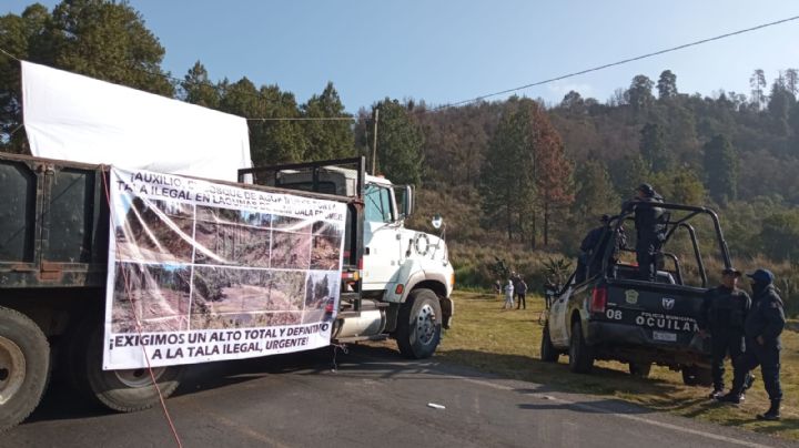Comuneros bloquean carretera para exigir freno a la tala clandestina en Ocuilán, Edomex