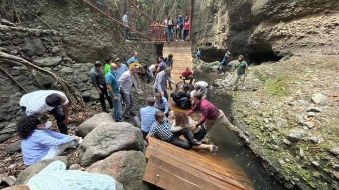 Colapsa puente colgante en Cuernavaca y caen alcalde, esposa y funcionarios (Video)