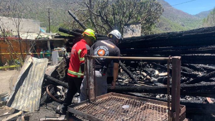 Dos niños mueren durante un incendio en su casa en Santiago, NL