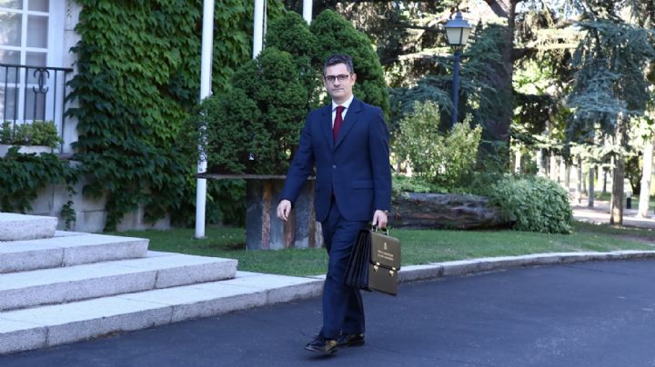 El juez que investiga espionaje de Pegasus en España llama a declarar al ministro de la presidencia