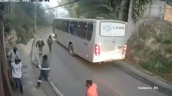 Pasajeros se bajan de un autobús para golpear a un sujeto que agredía a una mujer en Brasil (Video)