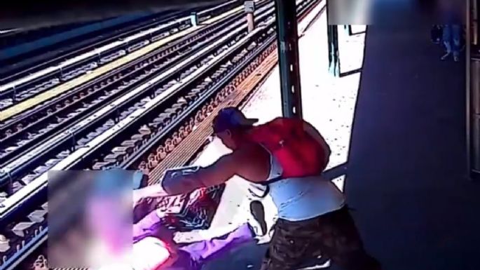 Un hombre arroja a una mujer a las vías del Metro de Nueva York (Video)